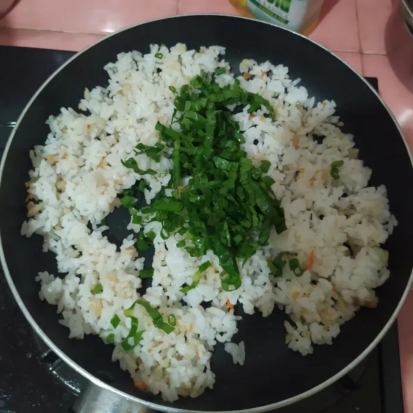 Bumbui garam, lada dan penyedap lalu masukkan irisan sayuran dan daun bawang.