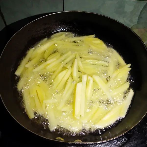 Kemudian goreng kentang hingga matang dan sisihkan.