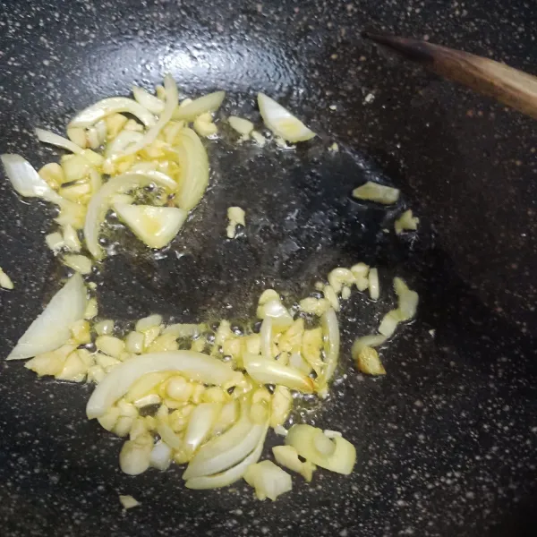 Panasakan teflon, masukkan mentega, tumis bawang putih dan bawang bombay sampai harum.