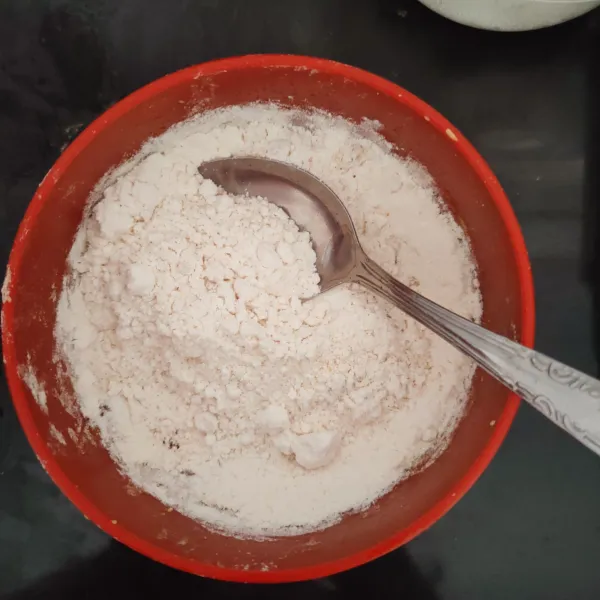 Campurkan tepung terigu, garam, kaldu jamur dan lada bubuk.