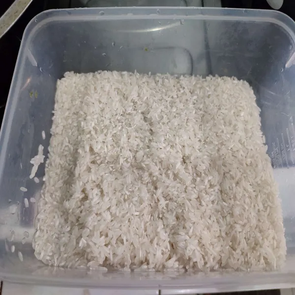 Cuci bersih beras, sisihkan.