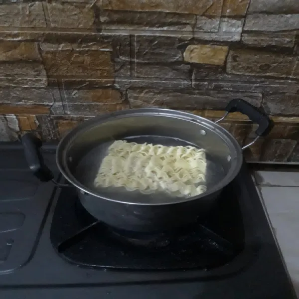 Rebus mie instant dalam air mendidih.masak hingga matang.