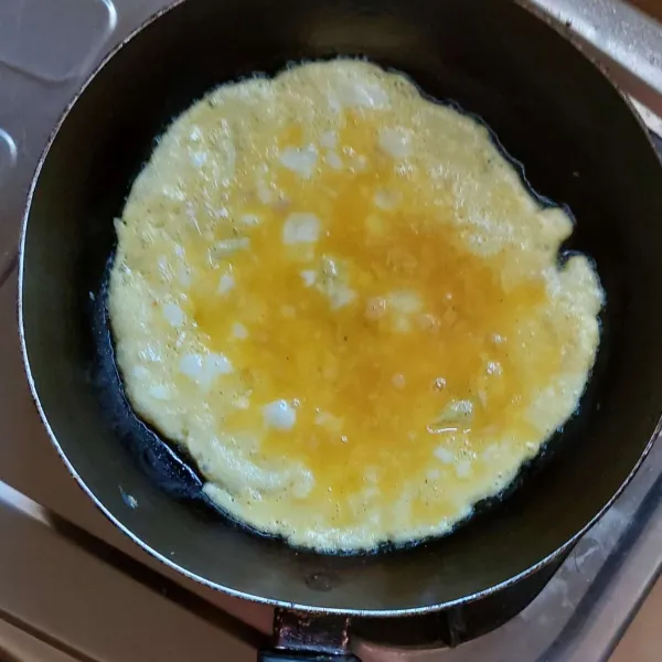 Panaskan margarin, lalu tuang adonan telur.