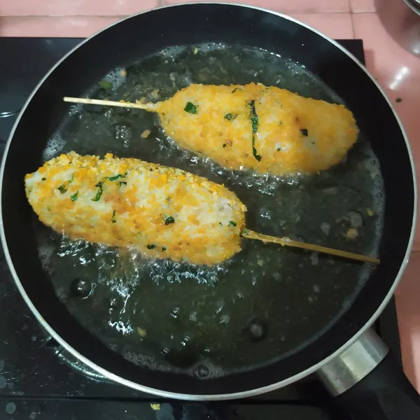 Goreng hingga warnanya golden brown.
Tiriskan, lalu sajikan dengan saus tomat dan mayonnaise.