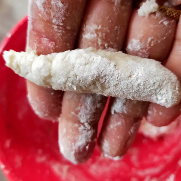 Ambil satu sendok teh adonan. Pulung dengan tangan. Beri tepung tapioka jika lengket.