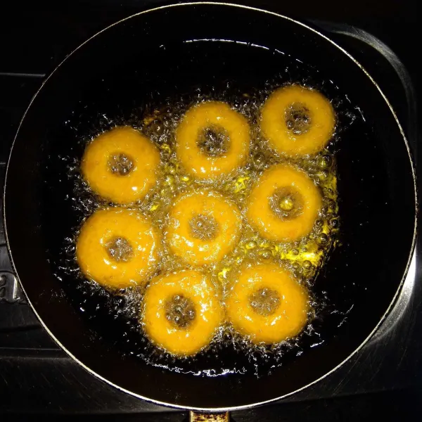 Panaskan minyak, goreng donat ubi dengan api sedang cenderung kecil sampai matang. 
Angkat lalu tiriskan.