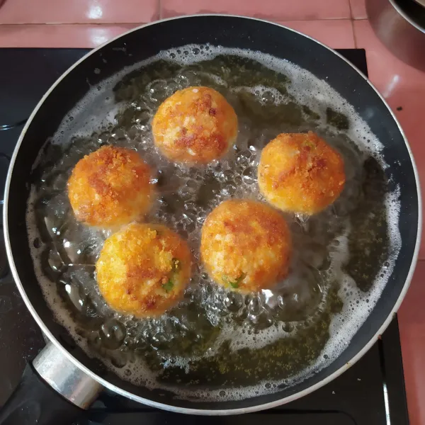 Goreng hingga kuning keemasan.
Sajikan dengan saus tomat.