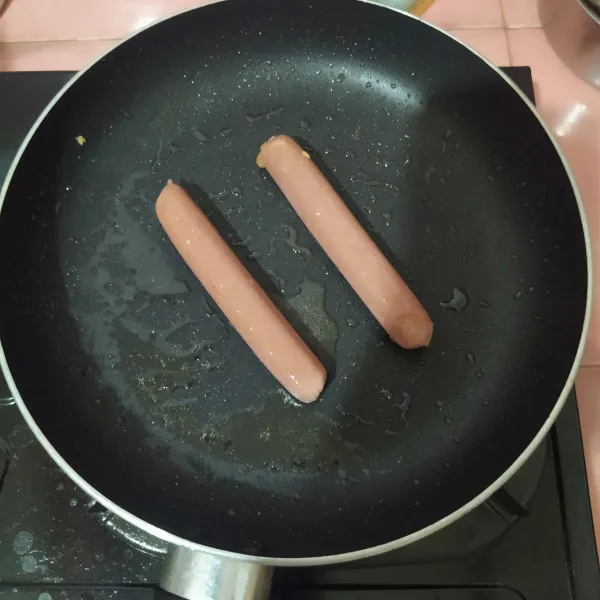 Panaskan margarin lalu panggang sosis sapi. Sisihkan.