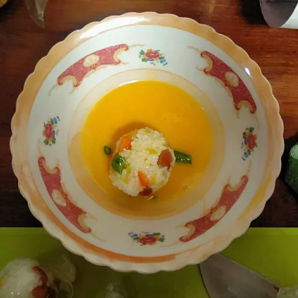 Celupkan ke kocokan telur.