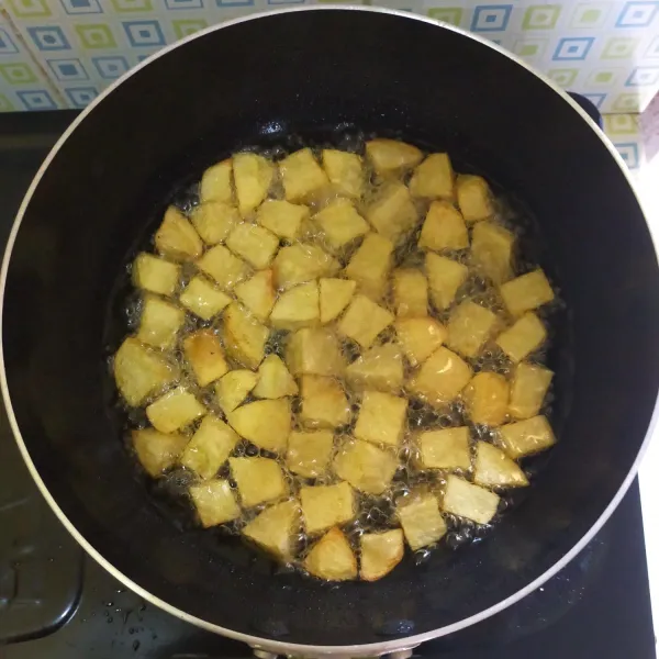 Goreng kentang hingga kuning kecokelatan lalu angkat dan tiriskan.