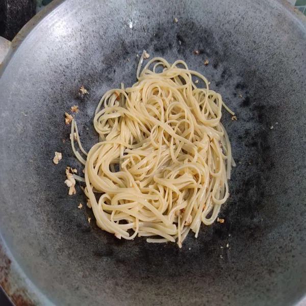 Kemudian masukkan fettucine yang sudah direbus, tumis sebentar.