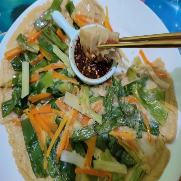 Setelah itu sajikan Pajeon diatas piring saji dengan bahan saos nya. Potong-potong sebelum di sajikan.