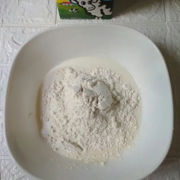Tambahkan tepung terigu dan garam, aduk rata.