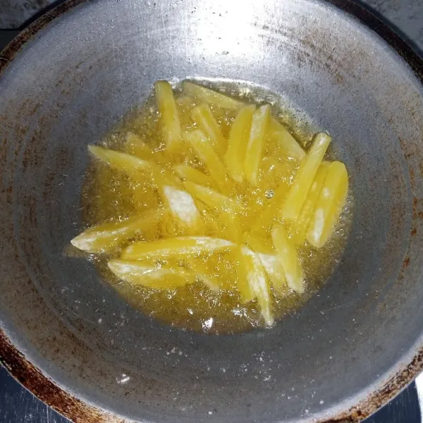 Siapkan kentang. Kemudian goreng sampai matang. Angkat, tiriskan dan sisihkan.