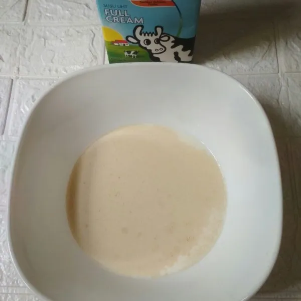 Dalam wadah, tuang susu tambah ragi instan, aduk rata.