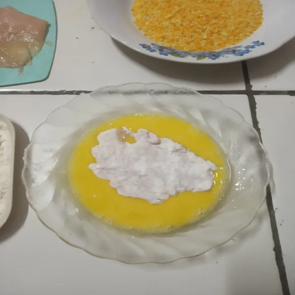 Celupkan ke dalam kocokan telur. 
Ulangi ke step 2 lalu step 3.