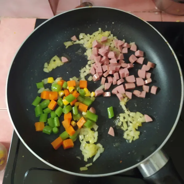 Masukkan sosis dan mixed vegetables, tumis.