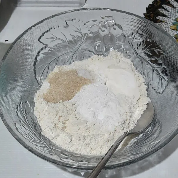 Campurkan tepung gula, baking powder dan vanili, aduk rata