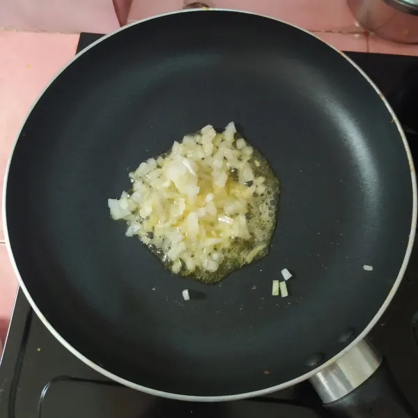 Panaskan margarin lalu tumis bawang bombay.
