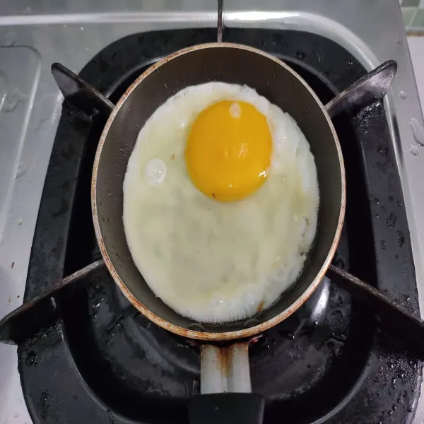 Buat telur ceplok, kemudian sisihkan.