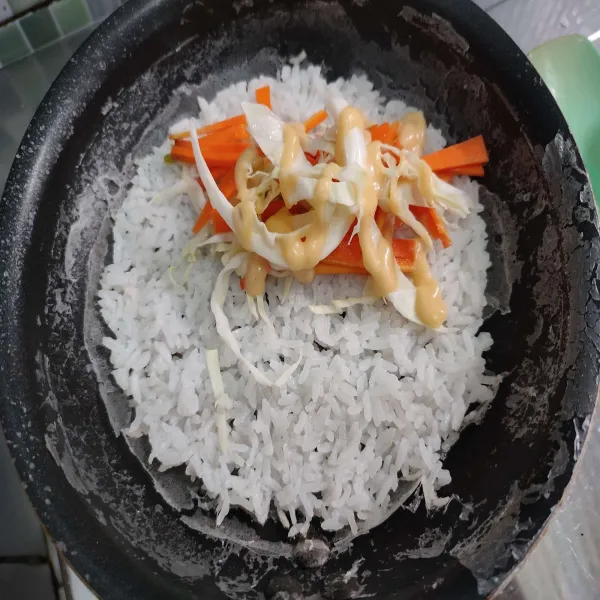 Tata wortel dan kol di atas kerak nasi, lalu beri mayonnaise.