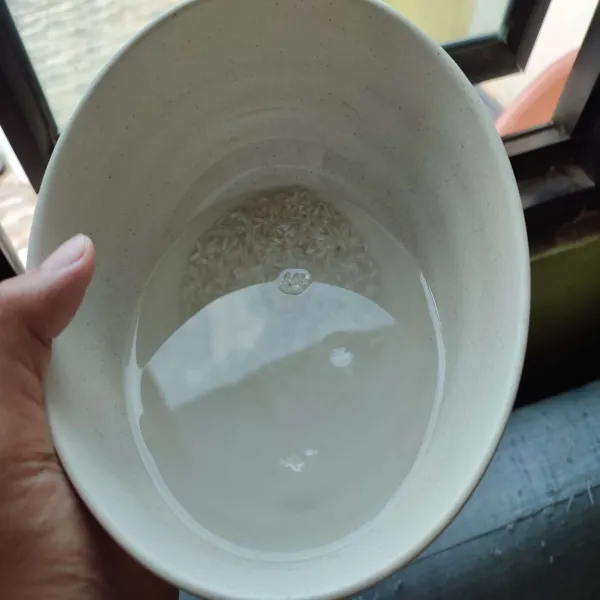 Rendam beras selama 30 menit, sisihkan kemudian bilas 2 kali seperti memasak nasi.
