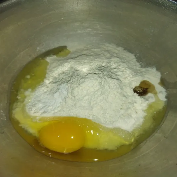 Siapkan wadah, masukkan tepung terigu, baking powder, telur, garam dan kecap ikan.