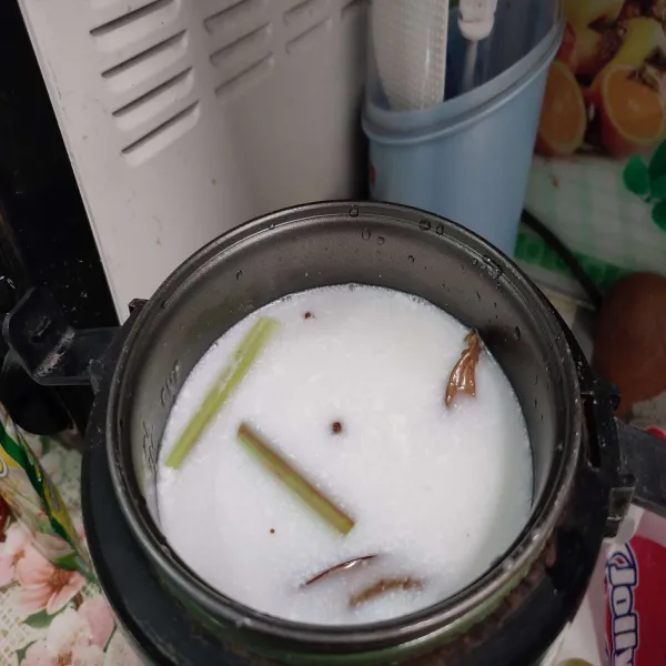 Masukkan santan cair, kemudian tambahkan air sesuai takaran memasak nasi. 
Kemudian beri garam. 
Aduk rata. 
Lalu pindahkan ke dalam rice cooker.