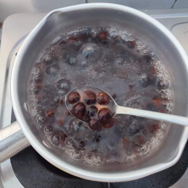 Didihkan air rebusan, masukkan pearl boba, rebus selama 15-20 menit. 
Tutup panci selama 10 menit supaya tidak alot ketika dingin.