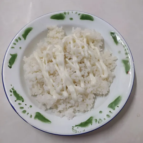 Campur nasi dengan mayonnaise. 
Aduk rata.