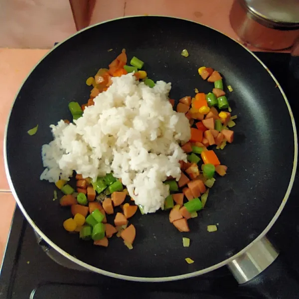 Masukkan nasi, bumbui lada, garam dan penyedap, aduk hingga rata. Matikan api.