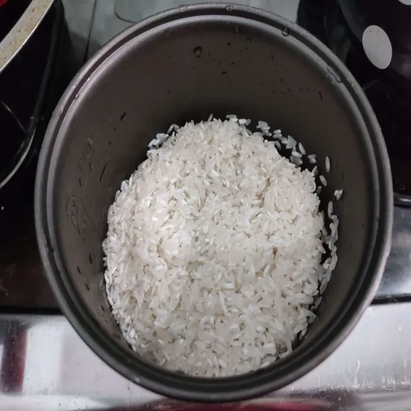 Pindahkan beras ke dalam wajan rice cooker.