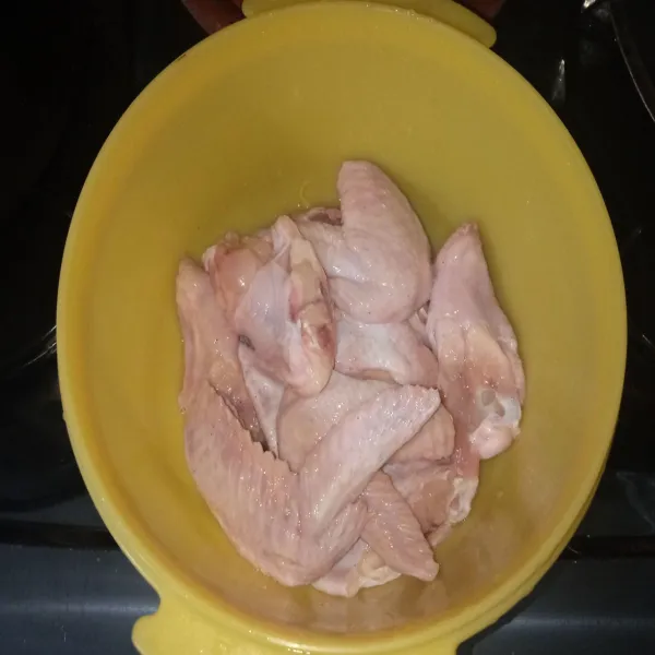 Bersihkan sayap ayam lalu marinasi dengan garam dan merica bubuk, biarkan 10 menit.