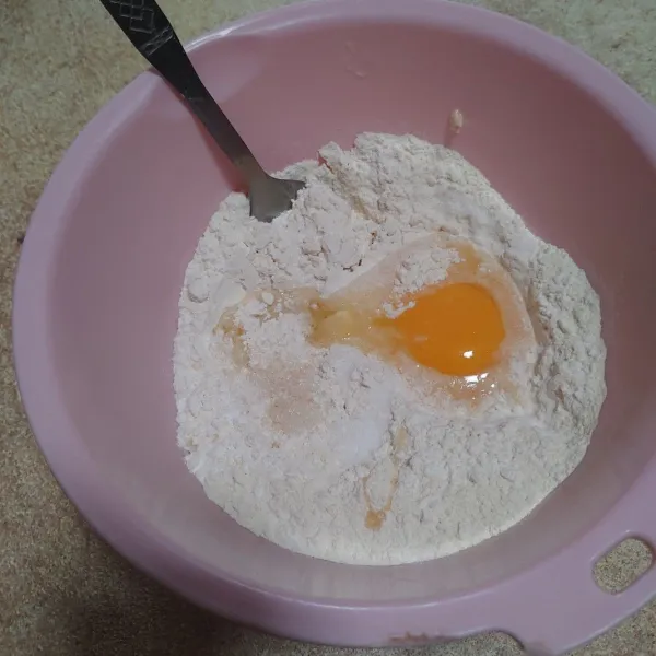 Campur jadi satu tepung terigu, tepung bumbu, tepung maezena, garam, gula, susu dan telur.