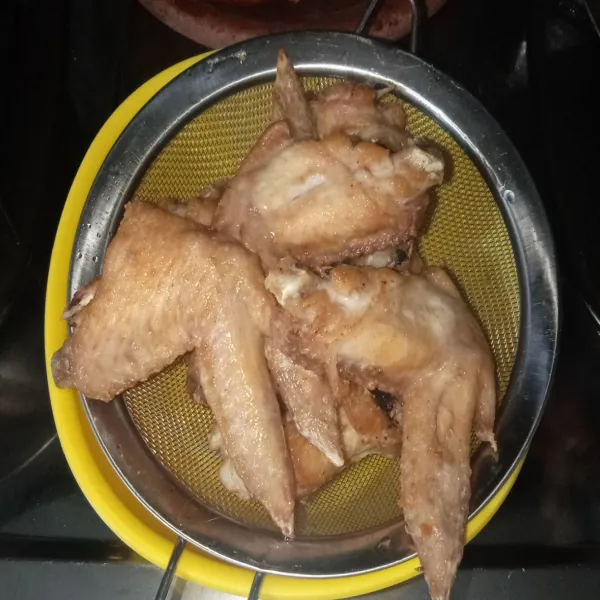 Kemudian goreng sayap ayam hingga berkulit (3/4 matang), tiriskan.