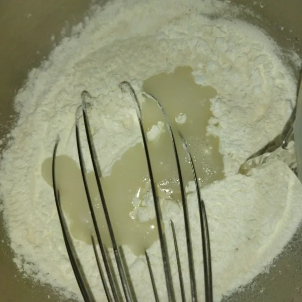 Adonan pelapis : siapkan wadah, masukkan tepung terigu, tepung maizena, garam dan lada bubuk, lalu tambahkan air es sedikit demi sedikit.