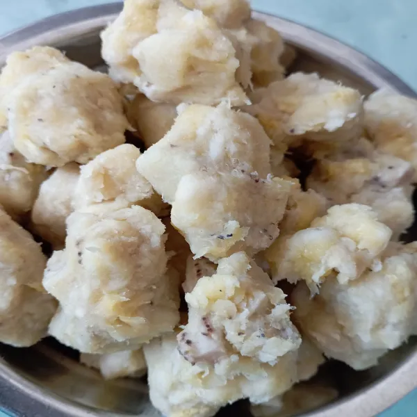 Siapkan pisang,ini aku dikukus ya,harusnya di goreng pake margarin,tapi sesuai selera sih,lalu hancurkan pisang dan bentuk seperti di gambar