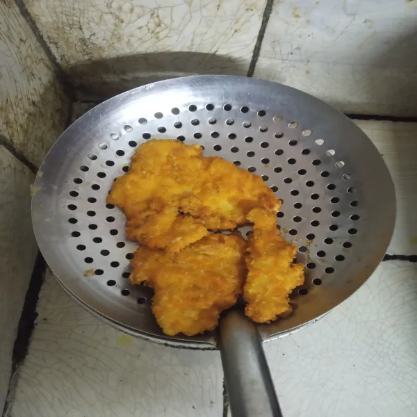 Goreng dengan api sedang hingga kecokelatan.