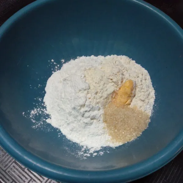 Campurkan tepung ketan, tepung terigu, gula, garam serta butter.