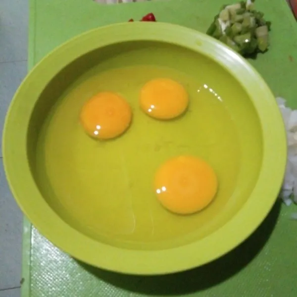 Siapkan semua bahan, lalu pecahkan telur ayam di mangkuk.