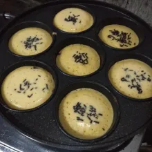 Kemudian beri topping meses, masak dengan api kecil hingga matang.