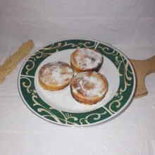 Sajikan poffertjes di atas piring saji, beri taburan gula halus.