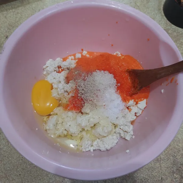 Haluskan tahu putih, masukan bumbu halus, telur dan bumbui dengan garam, kaldu bubuk dan gula pasir. Aduk rata.