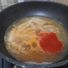 Tambahakan gochujang dan gochugaru, lalu aduk rata.