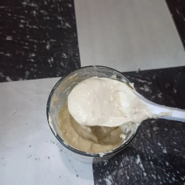 Campur tepung terigu, garam, gula, ragi dan air hangat. 
Biarkan hingga mengembang.