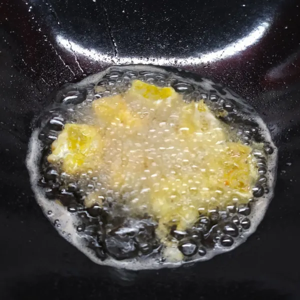 Masukkan potongan bihun ke dalam telur kocok, lalu goreng sampai matang di kedua sisi. 
Angkat dan sajikan.