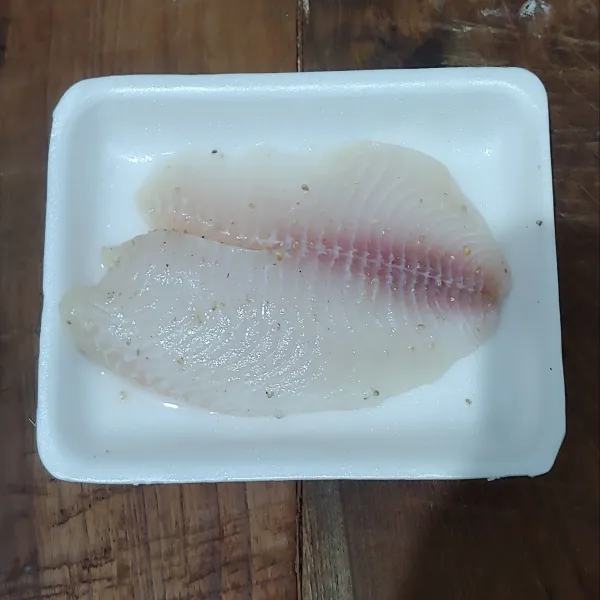 Taburi ikan dori dgn garam dan lada setelah itu baluri hingga rata.