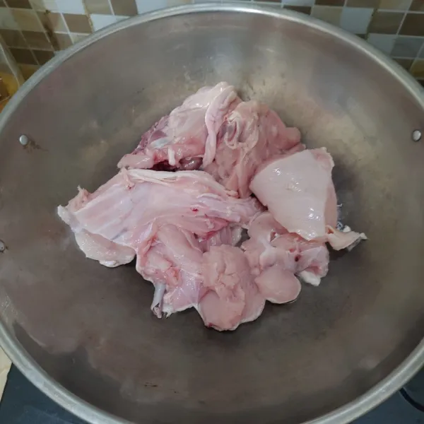 Bersihkan daging ayam dan potobg jadi 6 bagian, kemudian masukan ke dalam wajan.