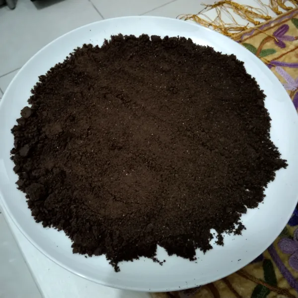 Tuang oreo bubuk dalam piring.