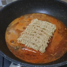 Masukkan mie, masak hingga matang.